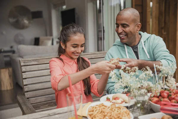 Padre pasando un sándwich — Foto de Stock