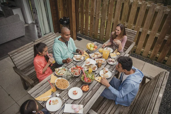 Семья завтракает в отпускном возрасте — стоковое фото