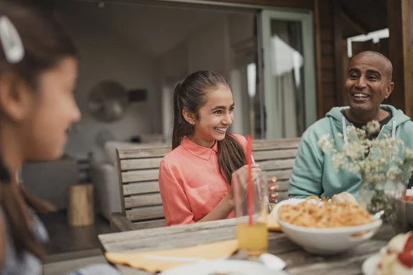 Riendo con la familia — Foto de Stock