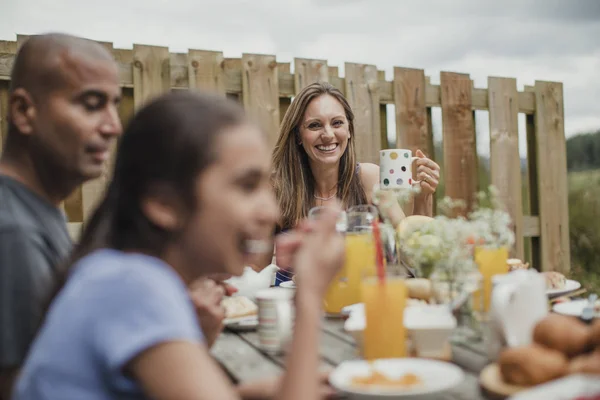 Madre sonriendo en el desayuno — Foto de Stock