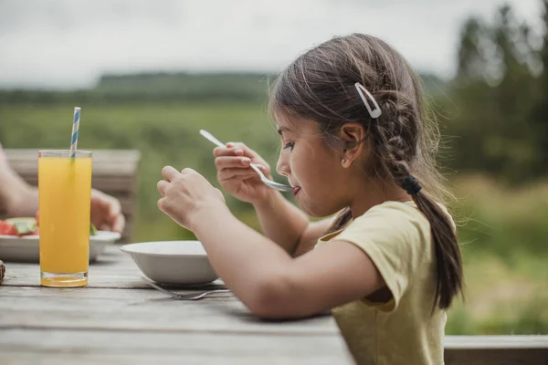 Kis lány élvezi ő gabona — Stock Fotó