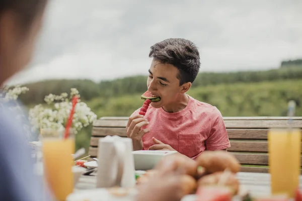 Adolescente niño comiendo fruta — Foto de Stock