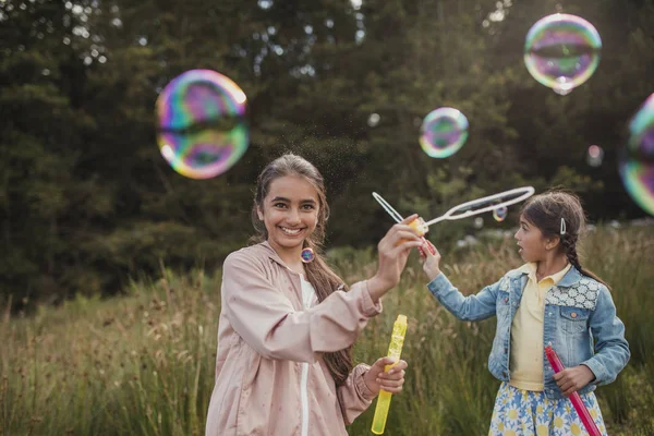 Розважаючись з бульбашками — стокове фото
