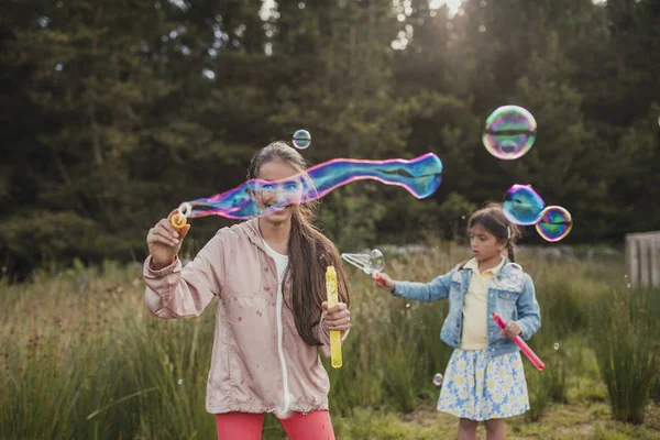 Girls Making Bubbles — Stock Photo, Image