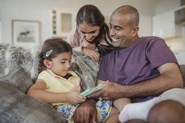 Pai e Filhas Usando um Tablet Digital — Fotografia de Stock