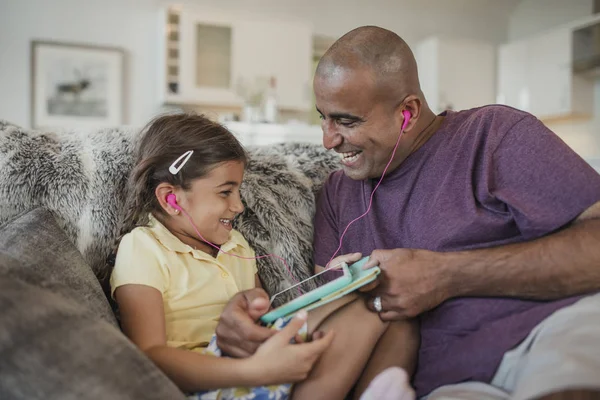 Baba ve kızı dijital Tablet kullanma — Stok fotoğraf
