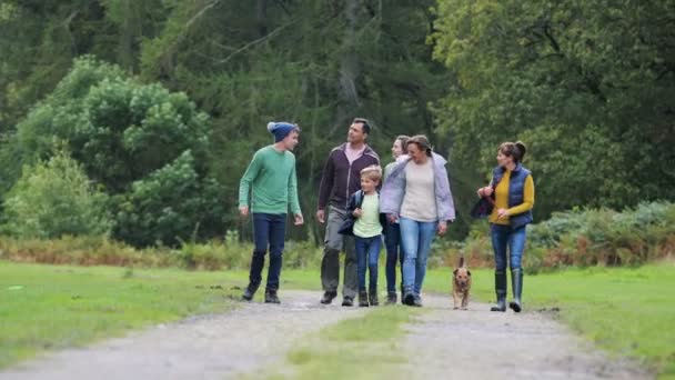 Dreigenerationenfamilie Wandert Der Seenplatte — Stockvideo