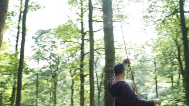 Rodina Našla Lanovou Houpačkou Zatímco Pěší Turistika Woodlands Otec Obrat — Stock video