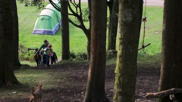 Familj Med Tre Barn Lämnar Campingen Bor Att Vandringstur Med — Stockvideo