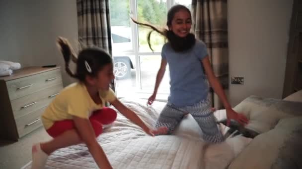 Slow Motion Shot Van Twee Zusters Bouncen Een Bed Het — Stockvideo