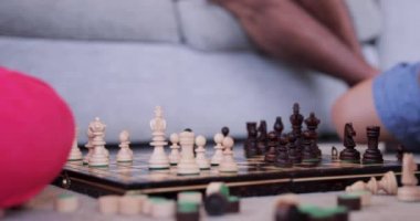 Yakın çekim oyun kardeşler olarak satranç bir yerde otururken oynamaya.
