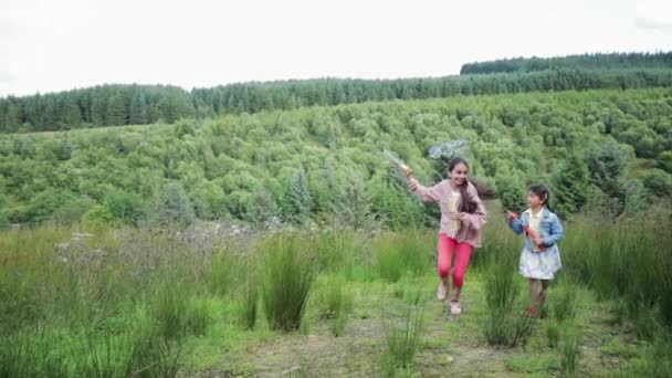 Little Girls Running Countryside Making Bubbles Bubble Wands — Stock Video