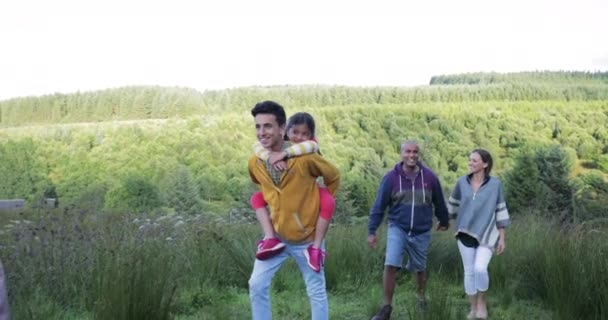 Familia Subiendo Una Colina Campo Mientras Está Vacaciones — Vídeos de Stock