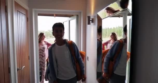 Tracking Shot Van Een Gezin Lopen Hun Vakantiehuis Zoek Met — Stockvideo
