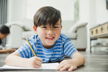 Küçük çocuk yapıyor ödevini yerde