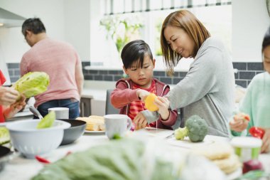 Aile sebze Stir Fry için hazırlanıyor 