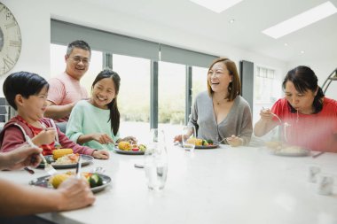 Çocuk Aile yemeğinde aptallık