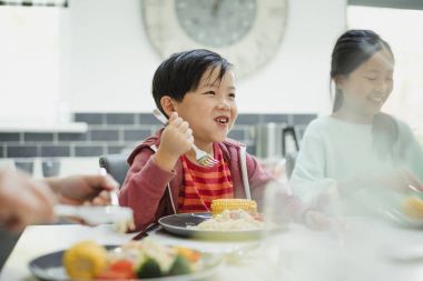 Küçük çocuk onun Stir Fry zevk