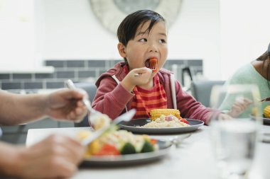 Küçük çocuk onun Stir Fry zevk 
