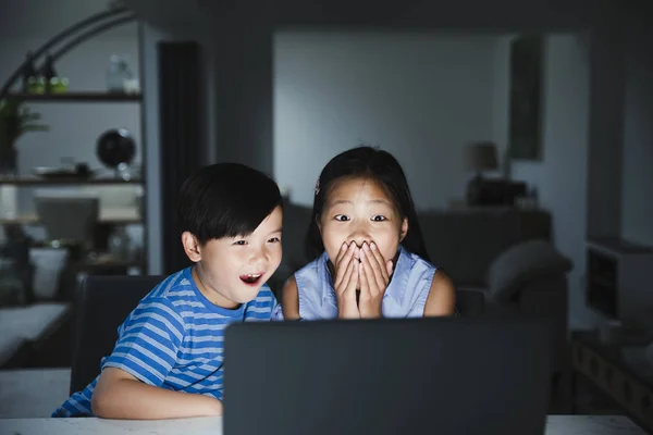 Copiii se uită la un film pe laptop — Fotografie, imagine de stoc