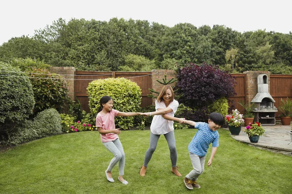 Jugando en el jardín con mamá — Foto de Stock