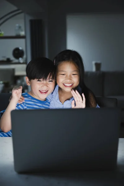 Blijven verbonden met onze familie met technologie — Stockfoto