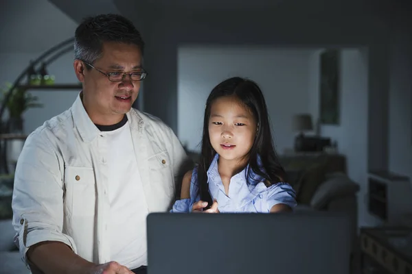 Ayuda con la tarea de papá — Foto de Stock