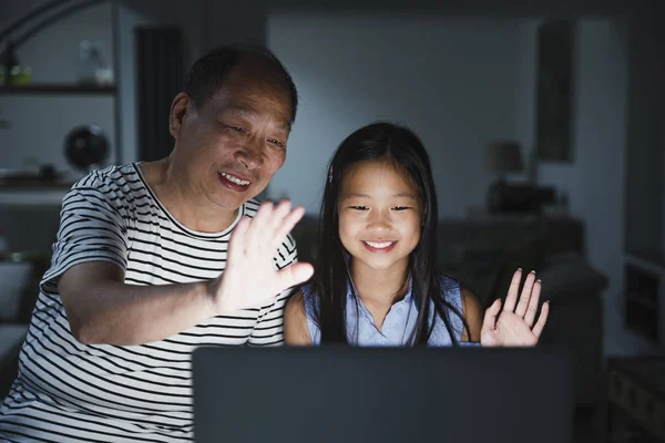 Mantenerse conectado con la familia usando tecnología — Foto de Stock