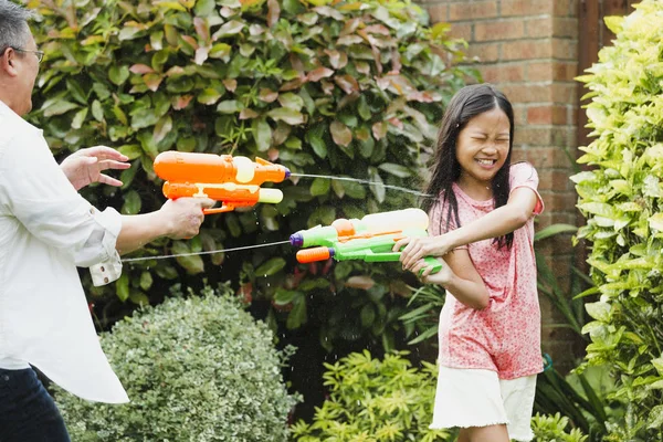 Losing at a Water Fight with Dad — Stock Photo, Image