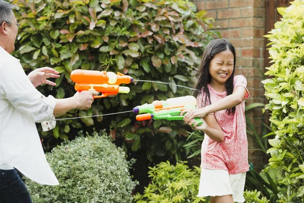 Niederlage bei Wasserschlacht mit Papa — Stockfoto