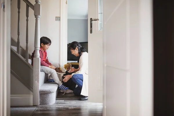 할머니의 도움으로 화를 씌우고 — 스톡 사진