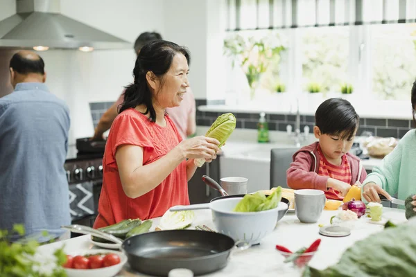 Aile ile yemek hazırlama — Stok fotoğraf