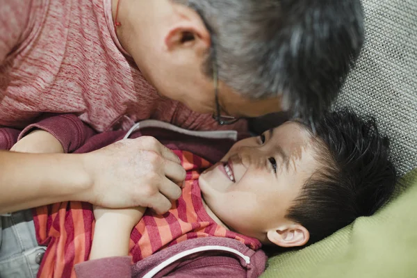 Siendo cosquillas por papá —  Fotos de Stock