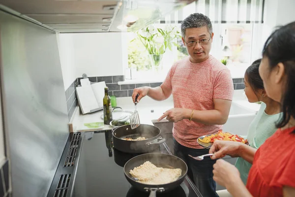 Todos están ayudando a papá con la cena. — Foto de Stock