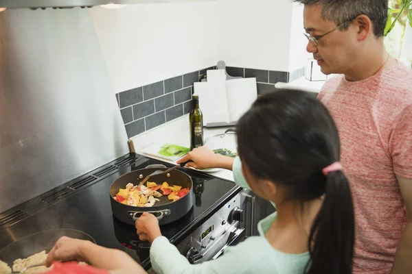 Aprender a cocinar con papá — Foto de Stock