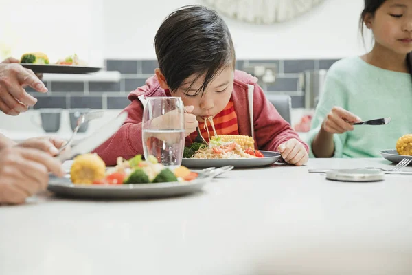 Küçük çocuk onun şehriye Stir Fry zevk — Stok fotoğraf