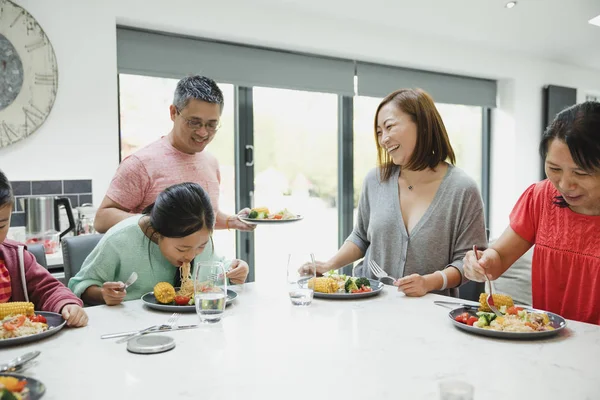 U geniet van mijn noedels een beetje teveel! — Stockfoto