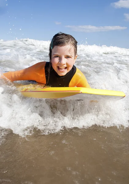 Menina Bodyboarding no mar — Fotografia de Stock