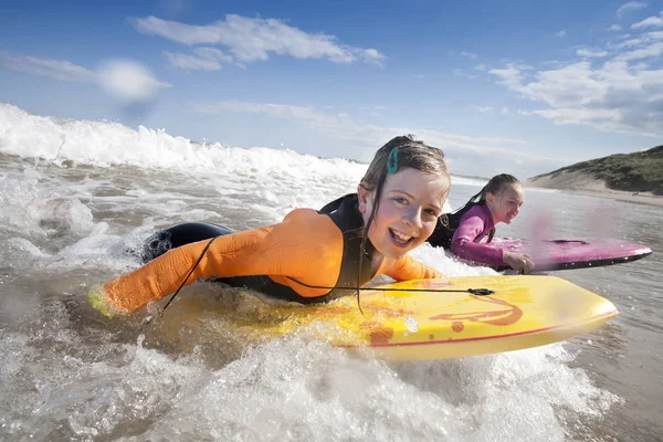 Meninas Bodyboarding no mar — Fotografia de Stock