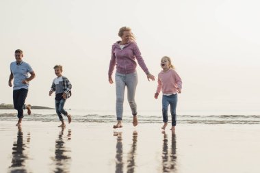 plajda eğlenmek aile