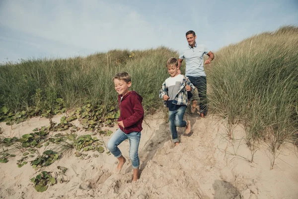 Camminando sulla spiaggia — Foto Stock