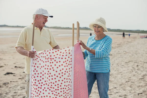 Das Aufstellen der Windjacke — Stockfoto