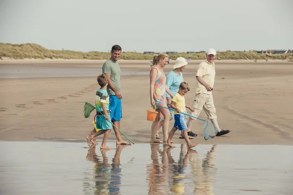 Familie zu Fuß zum Meer — Stockfoto