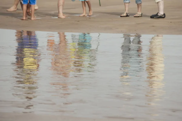 Reflecții ale unei familii pe plajă — Fotografie, imagine de stoc