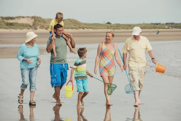 Passeggiate in famiglia lungo la spiaggia — Foto Stock