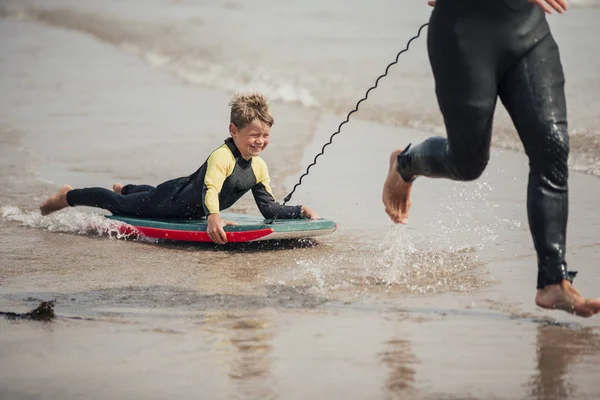 Bodyboarding für kleine Jungen — Stockfoto