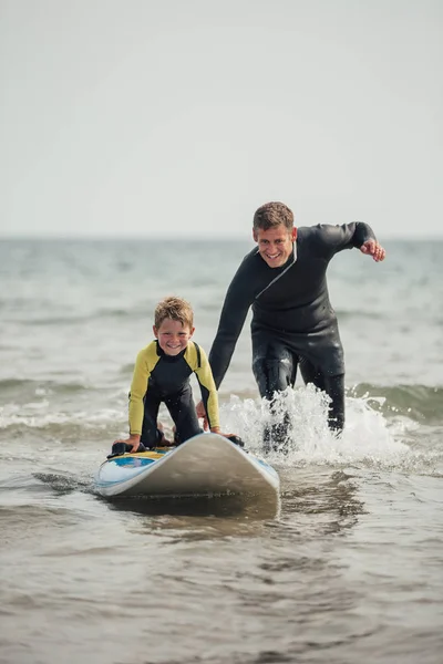 Oglądając jego syn Dowiedz się jak Surf — Zdjęcie stockowe