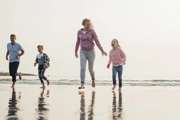 Familie amüsiert sich am Strand — Stockfoto