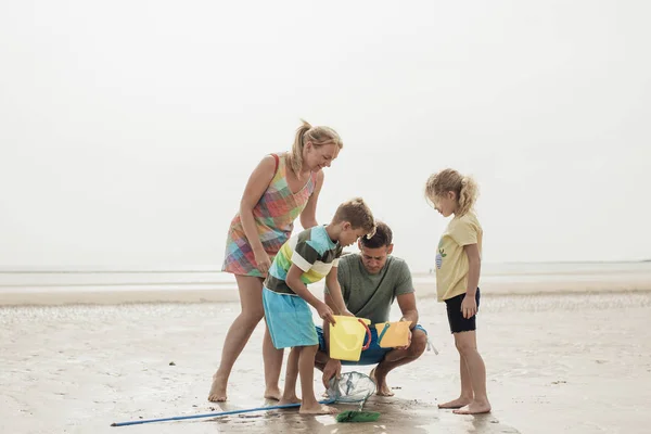 Familienzeit am Strand — Stockfoto