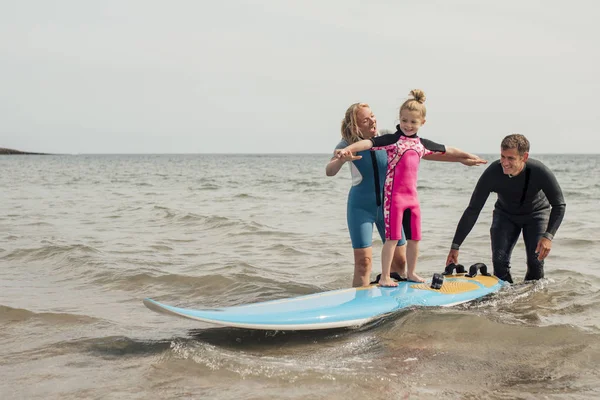 Kis lány tanulás hogyan viselkedni Surf — Stock Fotó